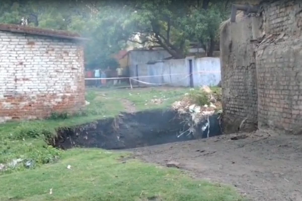 Dhanbad: कुसुंडा के गोधर में भू-धसान से दहशत, तेज धमाके के साथ धंसी जमीन, तीन घरों में दरार