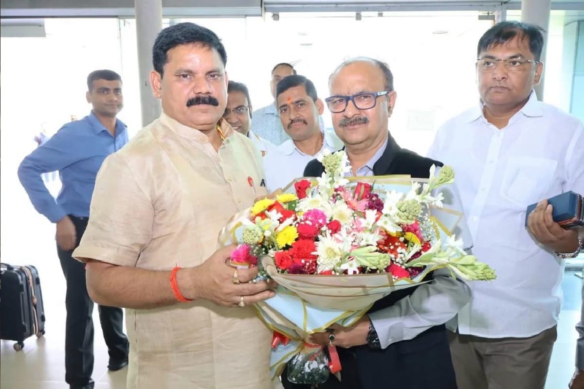 दुर्गापुर पहुंचे केंद्रीय मंत्री सतीश चंद्र दुबे, बीसीसीएल के सीएमडी ने एयरपोर्ट पर किया भव्य स्वागत