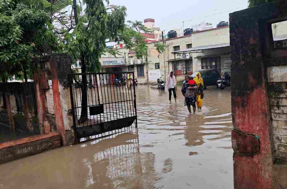 दरभंगा: 'झील' बना DMCH, बारिश ने खोली व्यवस्था की पोल, इमरजेंसी विभाग में पानी-ही-पानी
