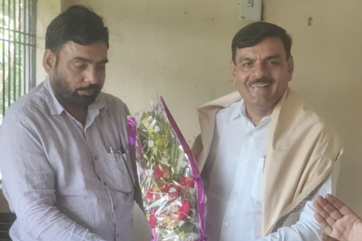 तिरहुत विधान परिषद शिक्षक प्रत्याशी भूषण झा का कॉलेज परिसर में सम्मान