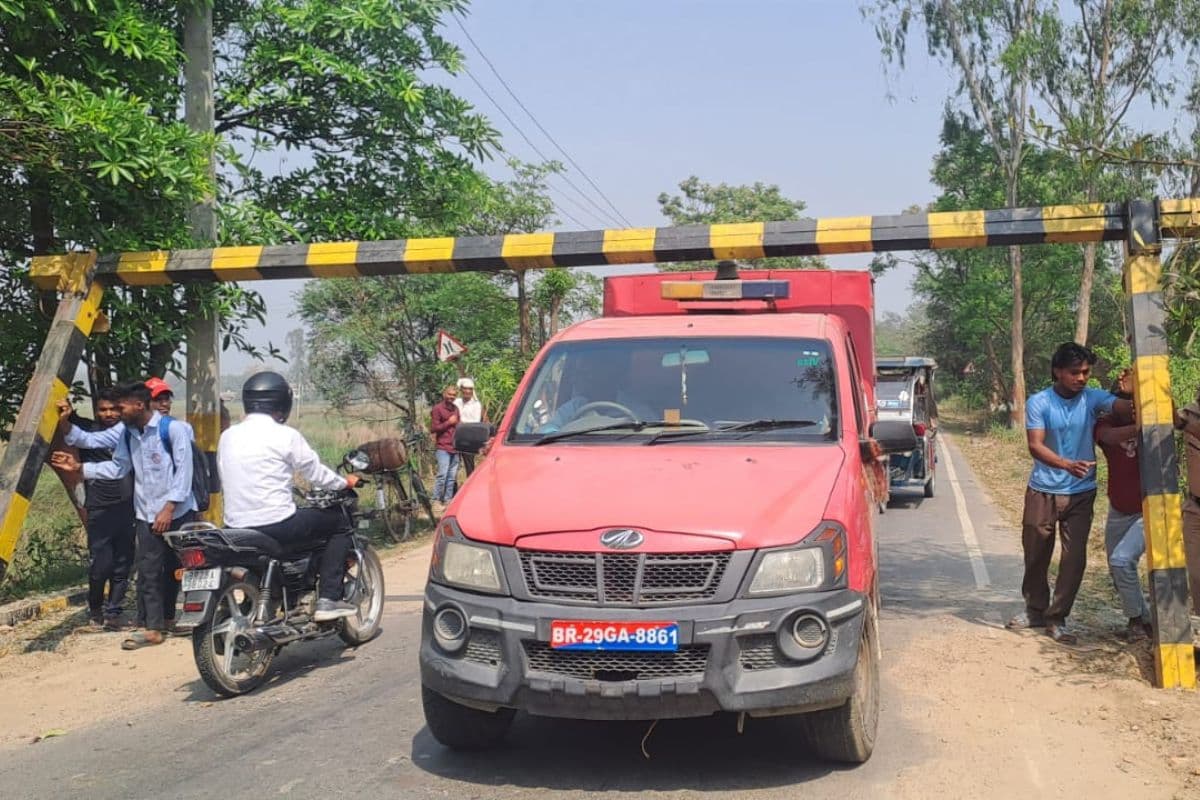 सीवान में जर्जर पुल बना मुसीबत, मरीजों को अस्पताल पहुंचाने में हो रही दिक्कत