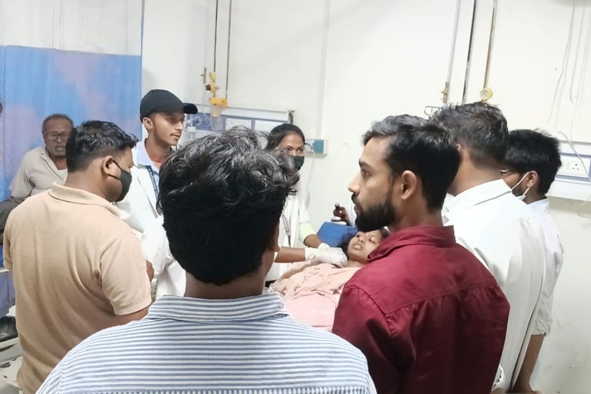 सीवान में बस की ठोकर से स्कूटी सवार भाई-बहन गंभीर घायल