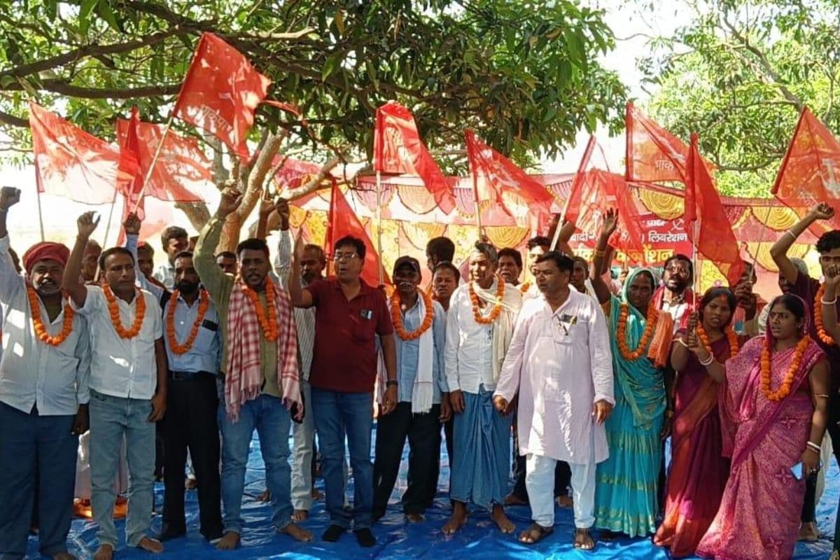 दुमका में बिजली संकट पर फूटा गुस्सा, जाम में फंसे सांसद नलिन सोरेन, सड़क पर ही सुनी समस्या