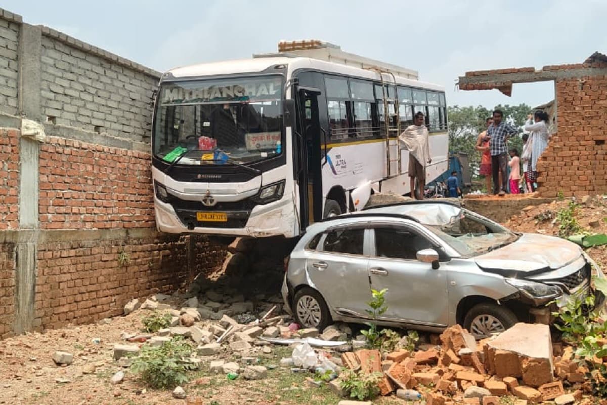 दुमका के काठीकुंड के प्रकाश वाटर सर्विसिंग सेंटर में घुसी बेकाबू बस, बड़ा हादसा टला