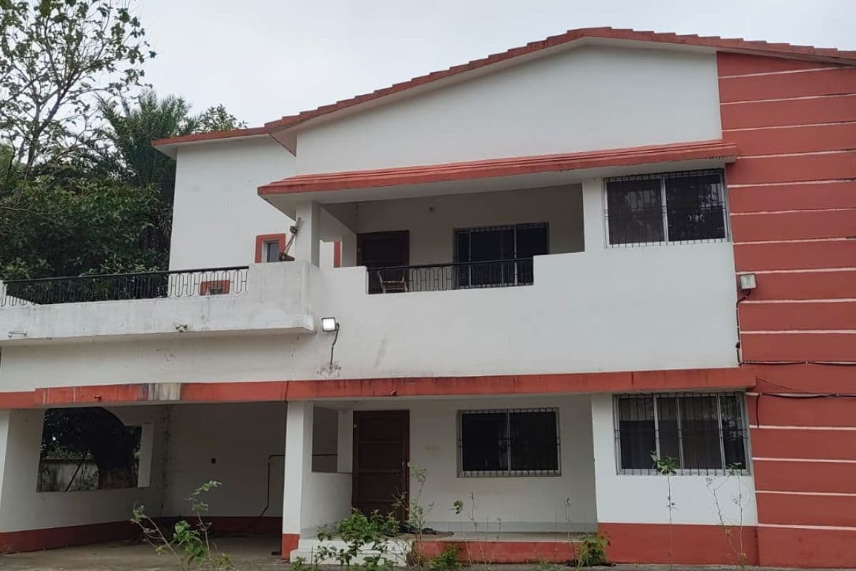 Dumka: एक तरफ गरीब का आवास अधूरा, दूसरी ओर करोड़ों के सरकारी क्वार्टर वीरान