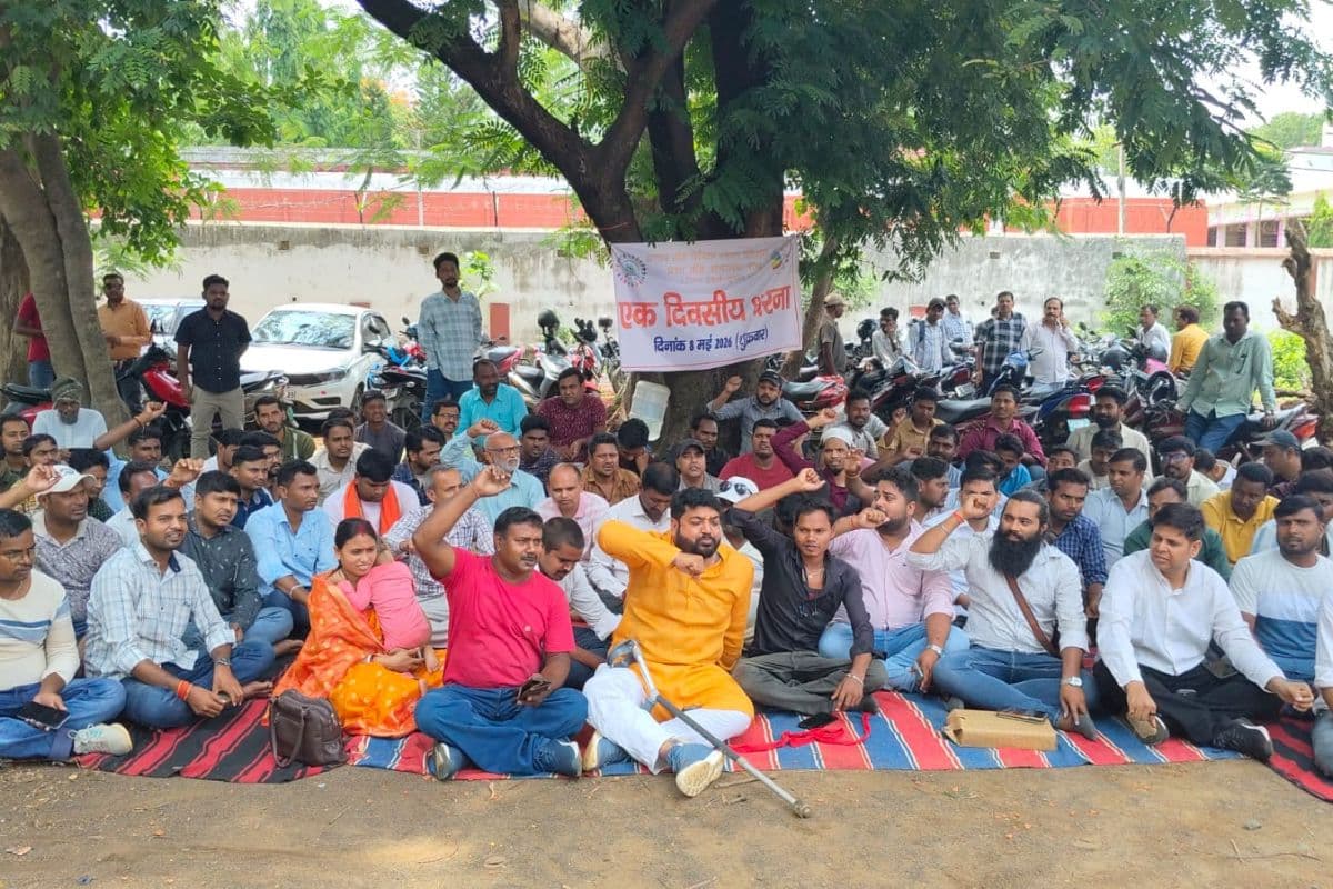 दुमका में प्रज्ञा केंद्र संचालकों का हल्ला बोल: मानदेय और बकाया भुगतान की मांग को लेकर किया प्रदर्शन