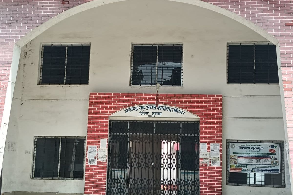 दुमका के रानीश्वर प्रखंड में घोर जलसंकट, 6 महीने से बोरिंग ठप, भीषण गर्मी में पानी के लिए भटक रहे ग्रामीण
