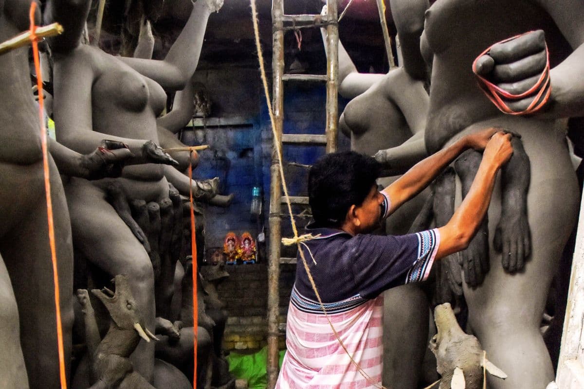 बंगाल में फीकी रहेगी दुर्गा पूजा की चमक? आर्थिक तंगी और कॉरपोरेट की दूरी से बढ़ी आयोजकों की टेंशन