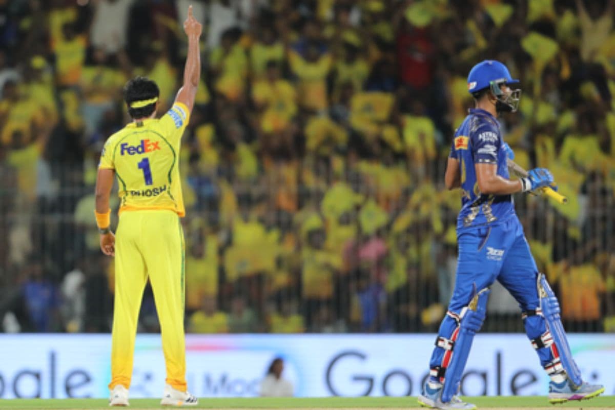 IPL 2026: चेन्नई सुपर किंग्स को लगा करारा झटका, डेब्यू मैच के दौरान चोटिल हुआ स्टार ऑलराउंडर; सीजन के बीच में छोड़ा टीम का साथ
