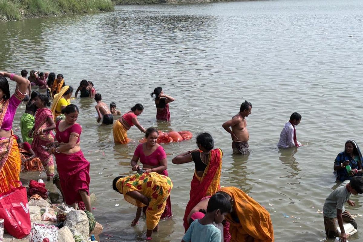लखीसराय के बड़हिया कॉलेज गंगा घाट पर उमड़ा आस्था का सैलाब, हजारों श्रद्धालुओं ने लगायी पवित्र डुबकी