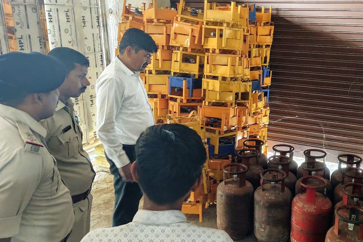 गढ़वा में प्रशासन का हंटर: अर्धनिर्मित मकान में चल रहा था अवैध गैस का खेल, SDM ने छापेमारी कर किया सील