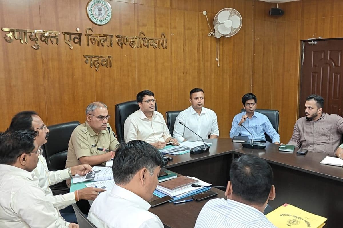 Garhwa: डीसी ने मंडल डैम के अधूरे काम को जल्द पूरा करने का दिया निर्देश, पुनर्वास पर कही यह बात