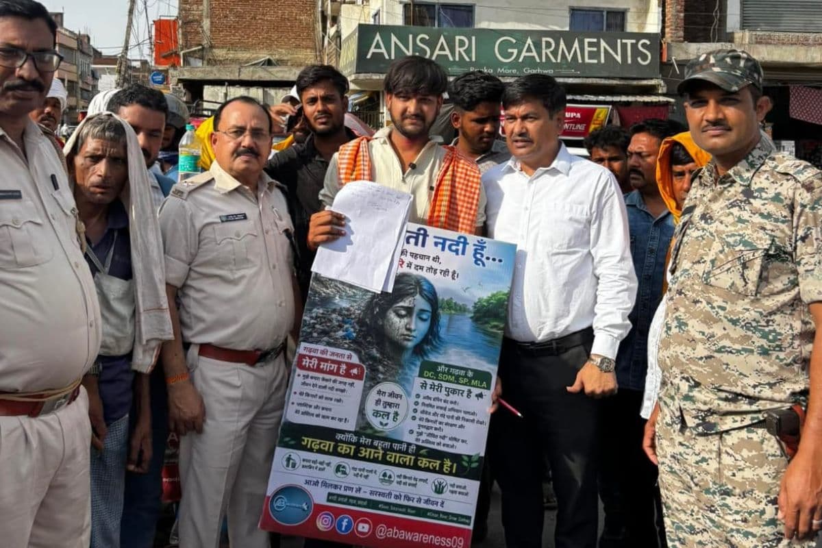 गढ़वा: अभिषेक भारद्वाज के 5 दिन के आंदोलन के आगे झुका प्रशासन, आज से साफ होगी सरस्वती नदी