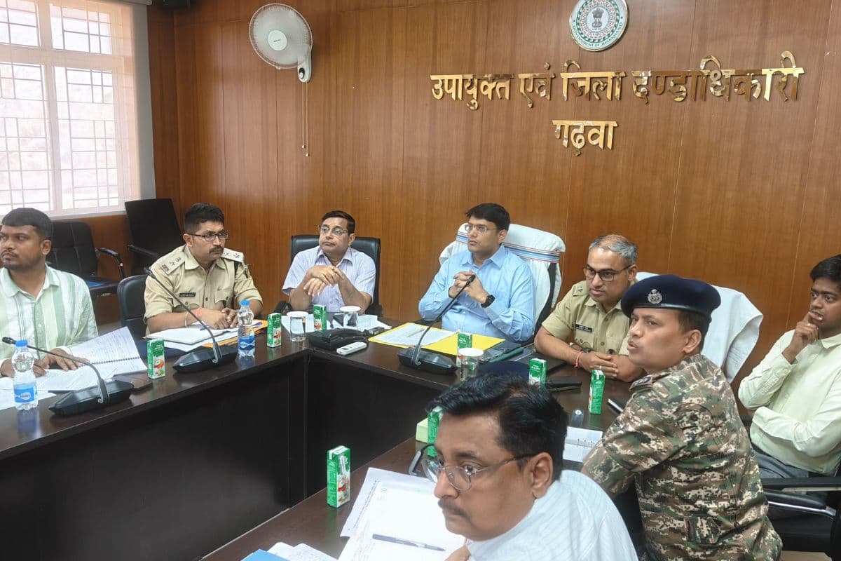 गढ़वा के बूढ़ा पहाड़ पर पहुंचेगा विकास: अपर मुख्य सचिव वंदना दादेल के दौरे से पहले गढ़वा प्रशासन रेस