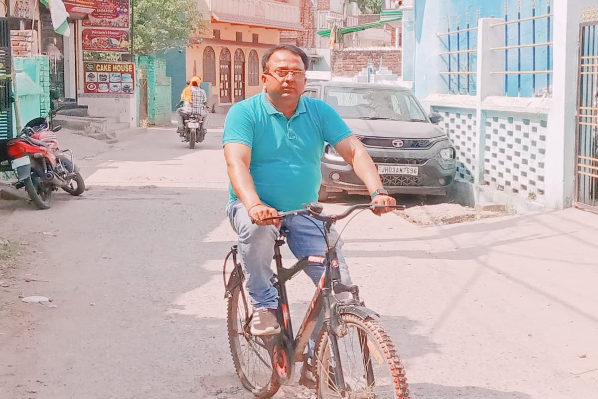पीएम मोदी की अपील पर गढ़वा में अनूठी पहल, डॉ पातंजलि केशरी ने चलाई साइकिल