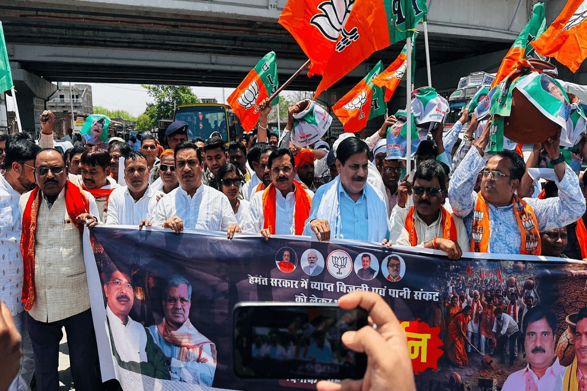 बिजली-पानी की किल्लत पर गढ़वा में बवाल, भाजपा का 'घड़ा फोड़' प्रदर्शन, सरकार पर बोला हमला