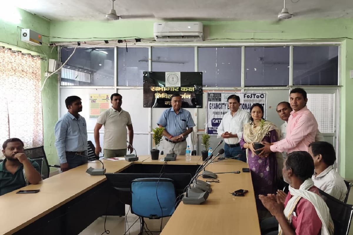 गढ़वा के सदर अस्पताल में कैटरिंग और दुकानदारों को फास्टैग ट्रेनिंग, मिला सर्टिफिकेट