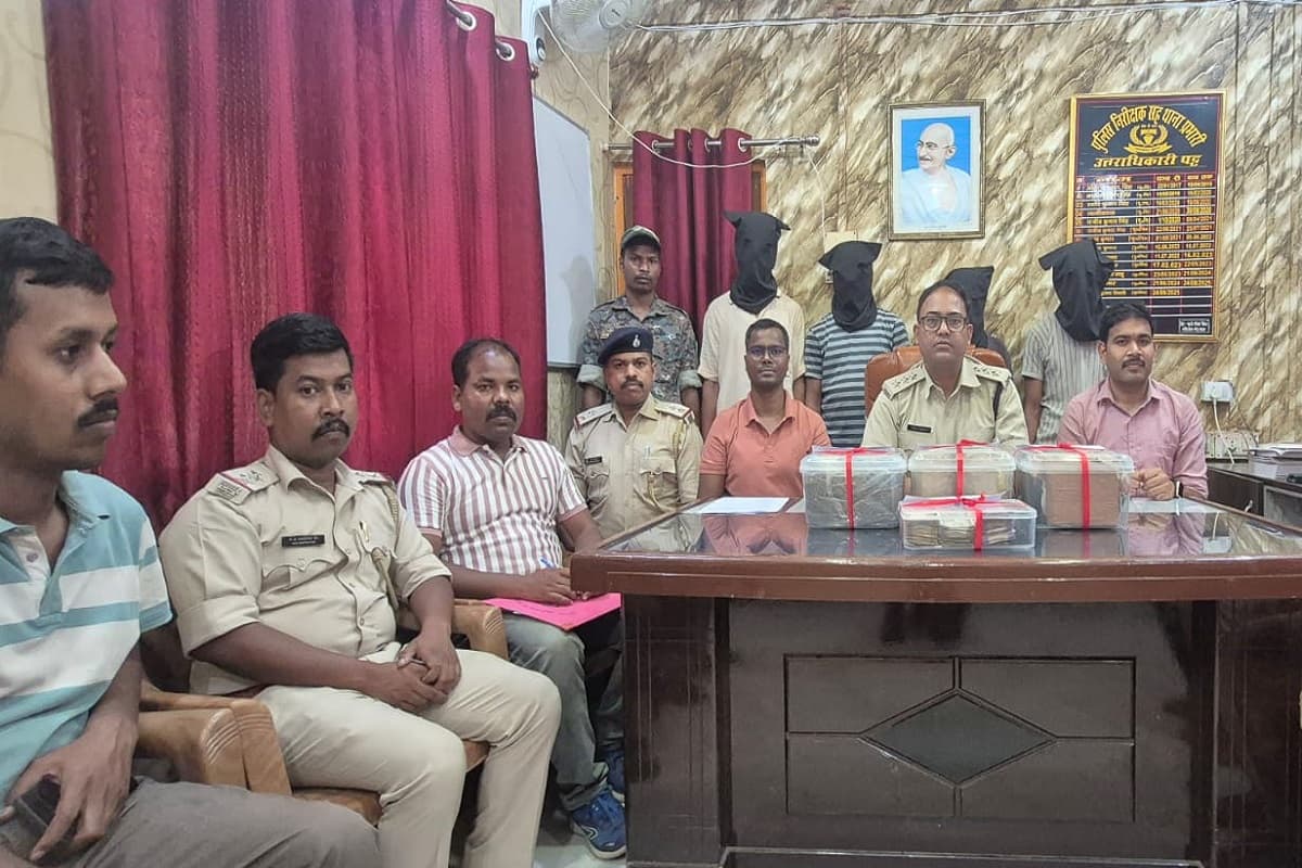 परचून की दुकान पर गांजे का धंधा, बाप-बेटा समेत चार गिरफ्तार, 72,000 नकद बरामद