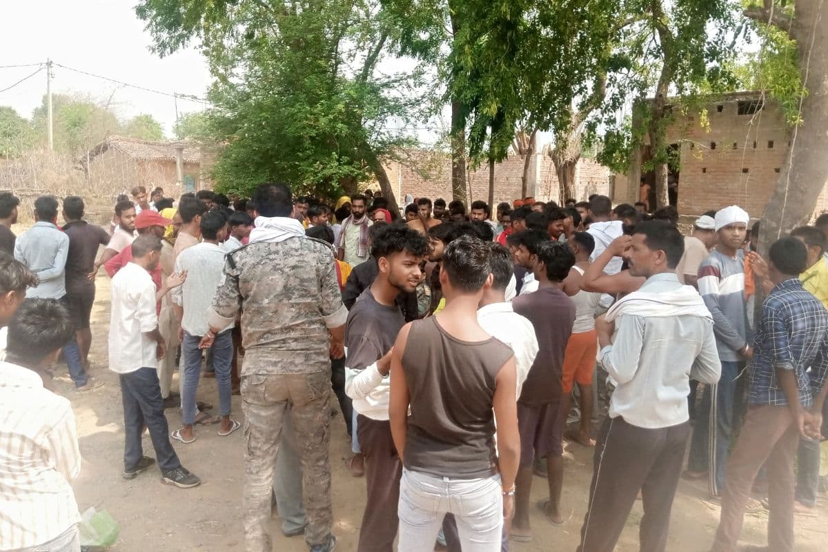 Garhwa: बंद मकान से आ रही थी तेज दुर्गंध, ताला खोला तो फर्श पर पड़ा मिला युवती का शव