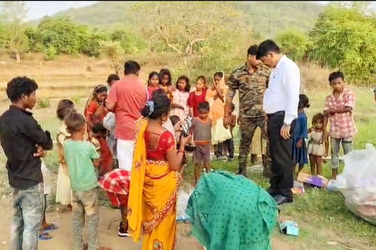 गढ़वा : भौंराहा जंगल में कोरवा बस्ती पहुंचे एसडीएम, जरूरतमंदों के बीच बांटी राहत सामग्री