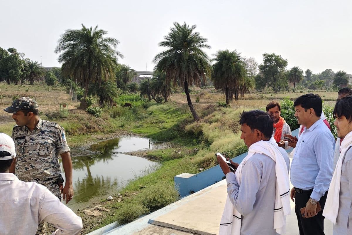 Garhwa: मेराल में भी शुरू होगा 'आपन सरस्वतिया' अभियान, एसडीएम ने तटीय क्षेत्रों का किया निरीक्षण
