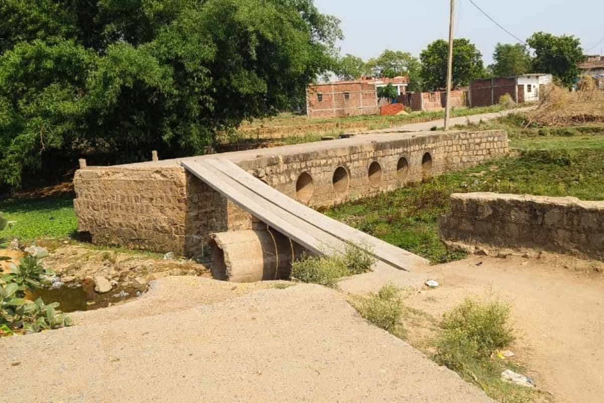 प्रभात खबर इंपैक्ट: रक्सी टोला ‘देसी जुगाड़’ पुल पर डीसी गंभीर, बीडीओ और इंजीनियर को जांच के आदेश 
