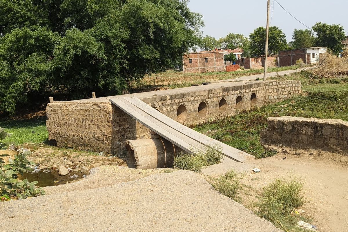 गढ़वा में प्रशासन की बेरुखी, ग्रामीणों ने चंदा जुटाकर बिजली के खंभों से बनाया 'देसी जुगाड़' वाला पुल