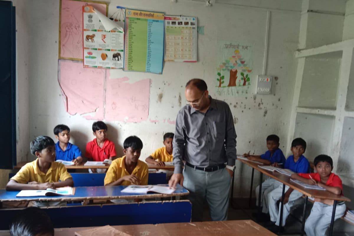 Garhwa: रंका में स्कूल की स्थिति देख भड़के डीईओ, शिक्षकों को दी सेवामुक्त करने की चेतावनी