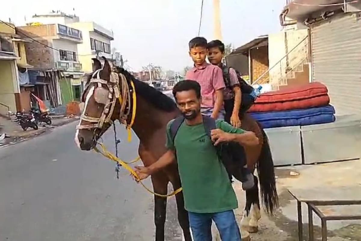घोड़े पर बच्चों को स्कूल पहुंचा रहे बगोदर के कासीम अंसारी, घुड़सवारी कर बालकों को आता है मजा