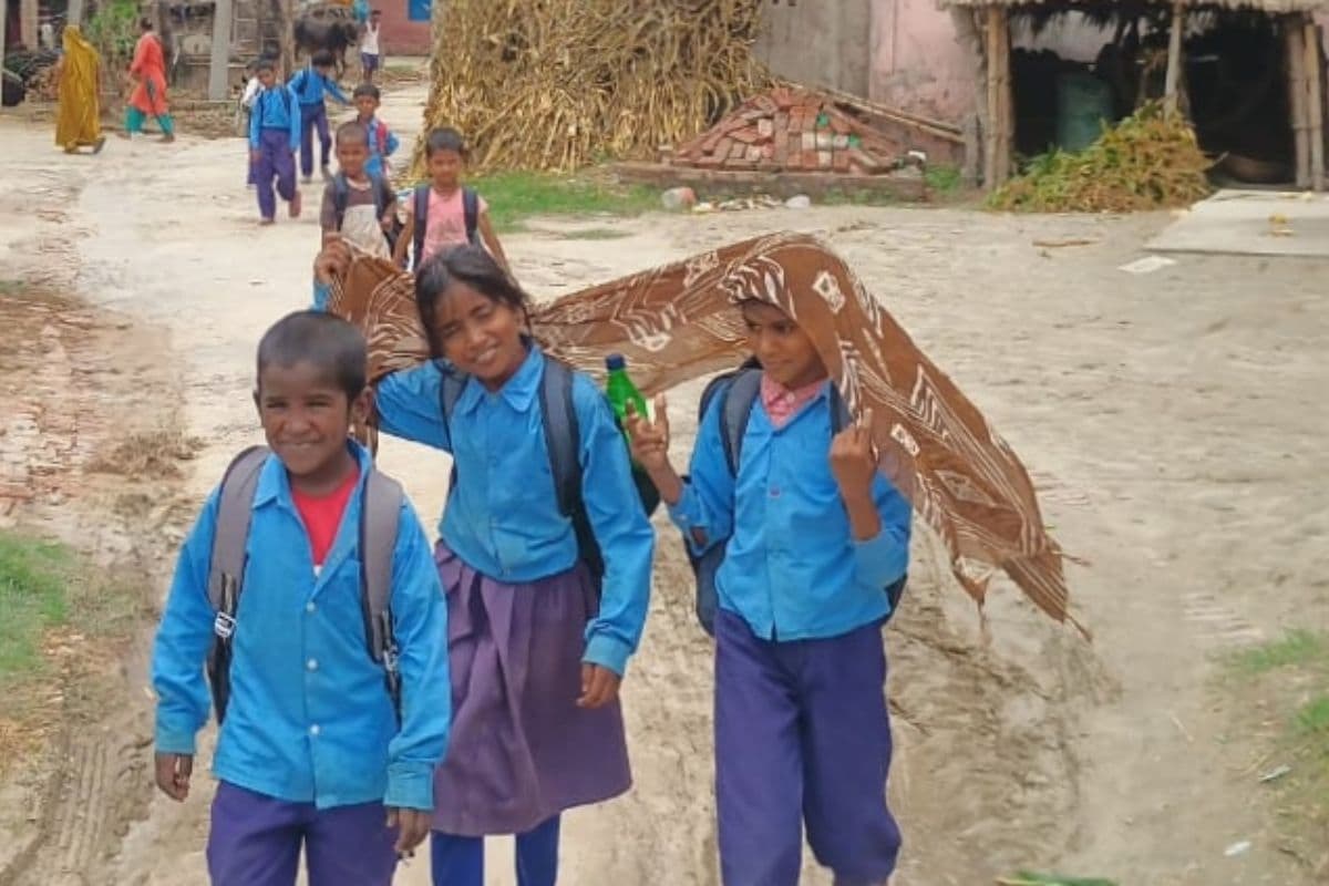 Gopalaganj News: साहब! हमारे स्कूल का ताला कब खुलेगा? पंचदेवरी के गहनी गांव में शिक्षा व्यवस्था का बुरा हाल