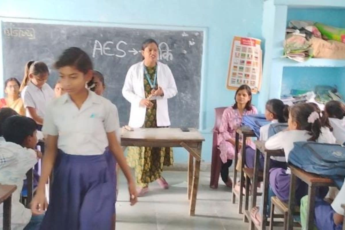 Gopalganj News: स्वास्थ्य सुरक्षा की पाठशाला, CHO ने बच्चों को बताई दिमागी बुखार से बचाव के उपाय