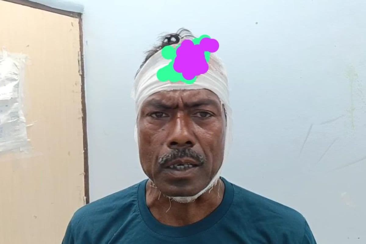 Gopalganj News: बैंक से पैसा लेकर लौट रहे युवक से लूट, पिता-पुत्र को पीटकर किया घायल