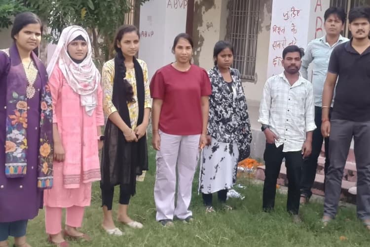 Gopalganj News: सत्र लेट होने से बीएड प्रवेश परीक्षा से वंचित हुए हजारों छात्र