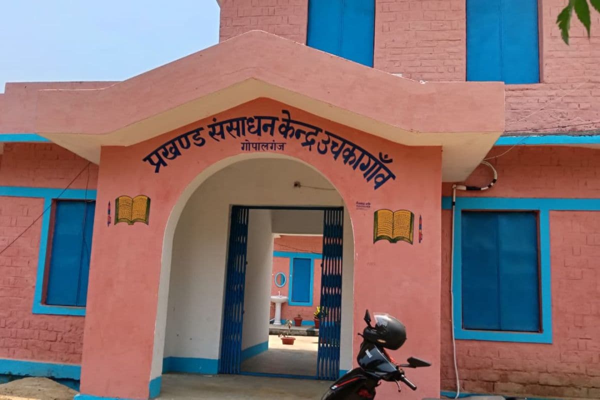 Gopalganj News: पलक झपकाने और मुस्कुराने' में बीत रही गुरुजी की पहली घंटी, शिक्षा विभाग के नए 'टैब' सिस्टम ने बढ़ाई परेशानी