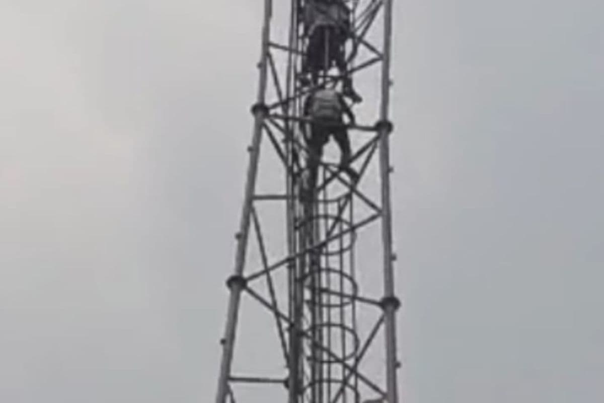 Gopalganj News: प्रेमी को बुलाने की जिद में मोबाइल टावर पर चढ़ी किशोरी