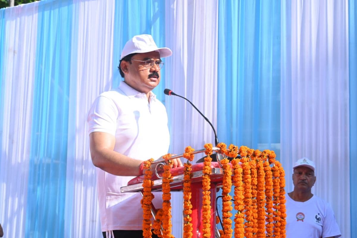 खेल नगरी गुमला में स्थापना दिवस का जश्न: DC दिलेश्वर महतो संग 'रन फॉर गुमला' में दौड़े सैकड़ों युवा