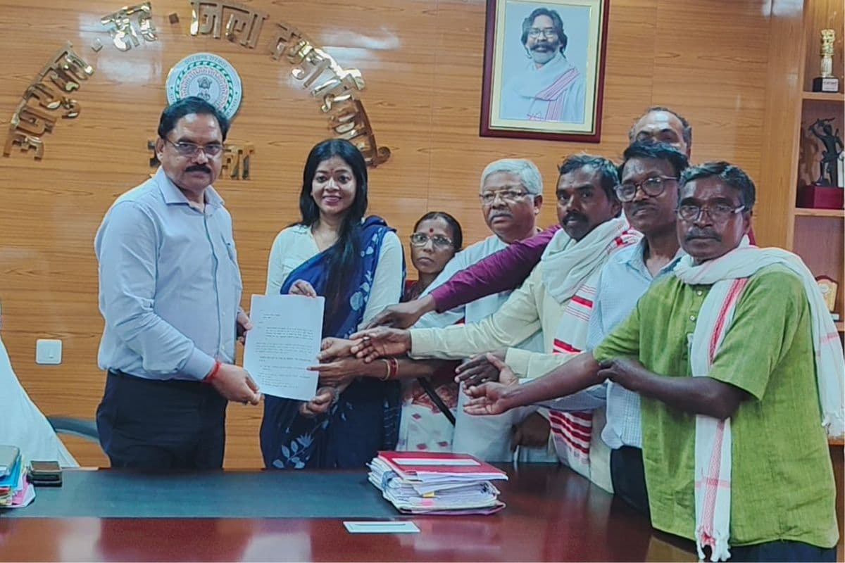 Gumla: धर्मांतरित आदिवासियों के कारण आदिवासी संस्कृति को नुकसान, ग्रामीणों ने DC को सौंपा ज्ञापन