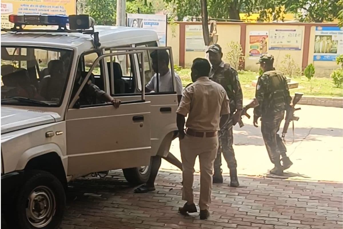 Gumla: बंदूक के दम पर घर में घुसकर वृद्ध दंपती से मारपीट करने वाला दबंग गिरफ्तार
