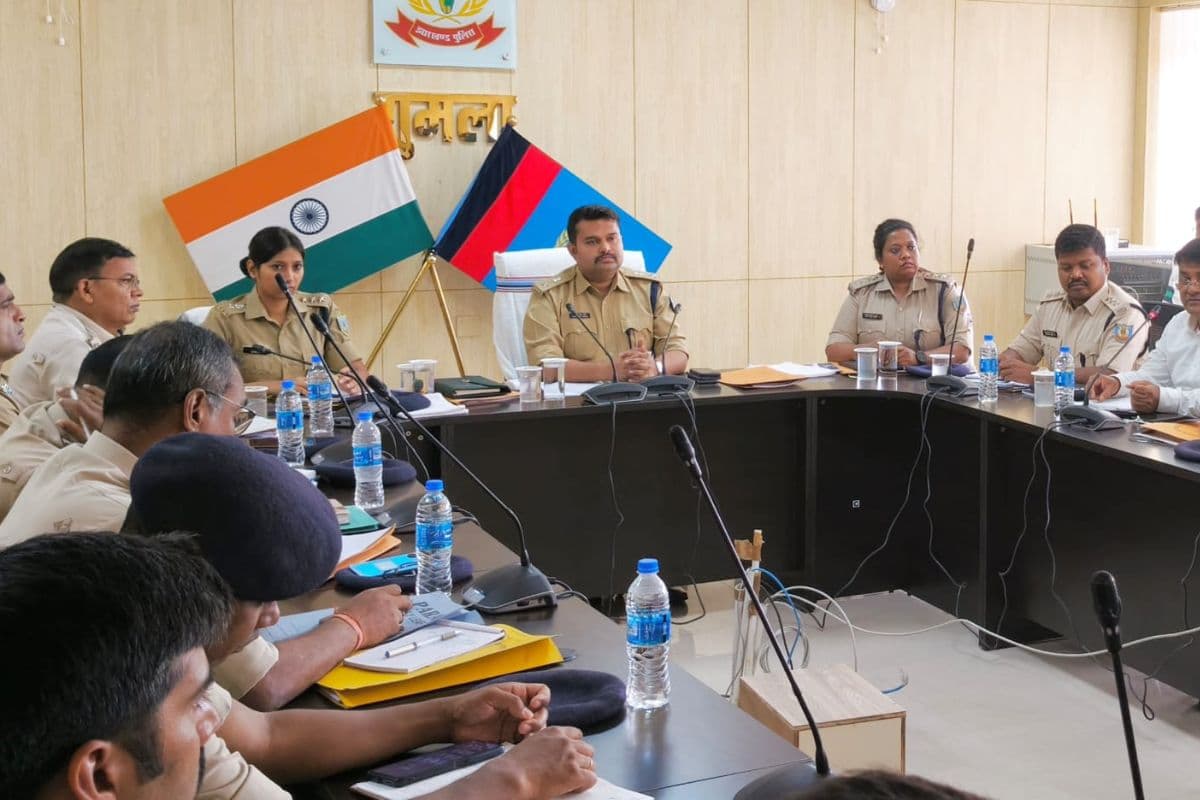 Gumla: नशा का अवैध कारोबार करने वालों पर कार्रवाई करें थानेदार, एसपी ने दिया निर्देश