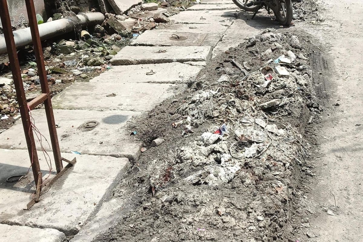 Hajipur News: नाला उड़ाही के बाद सड़क पर छोड़ा गया कचरा, राहगीर परेशान