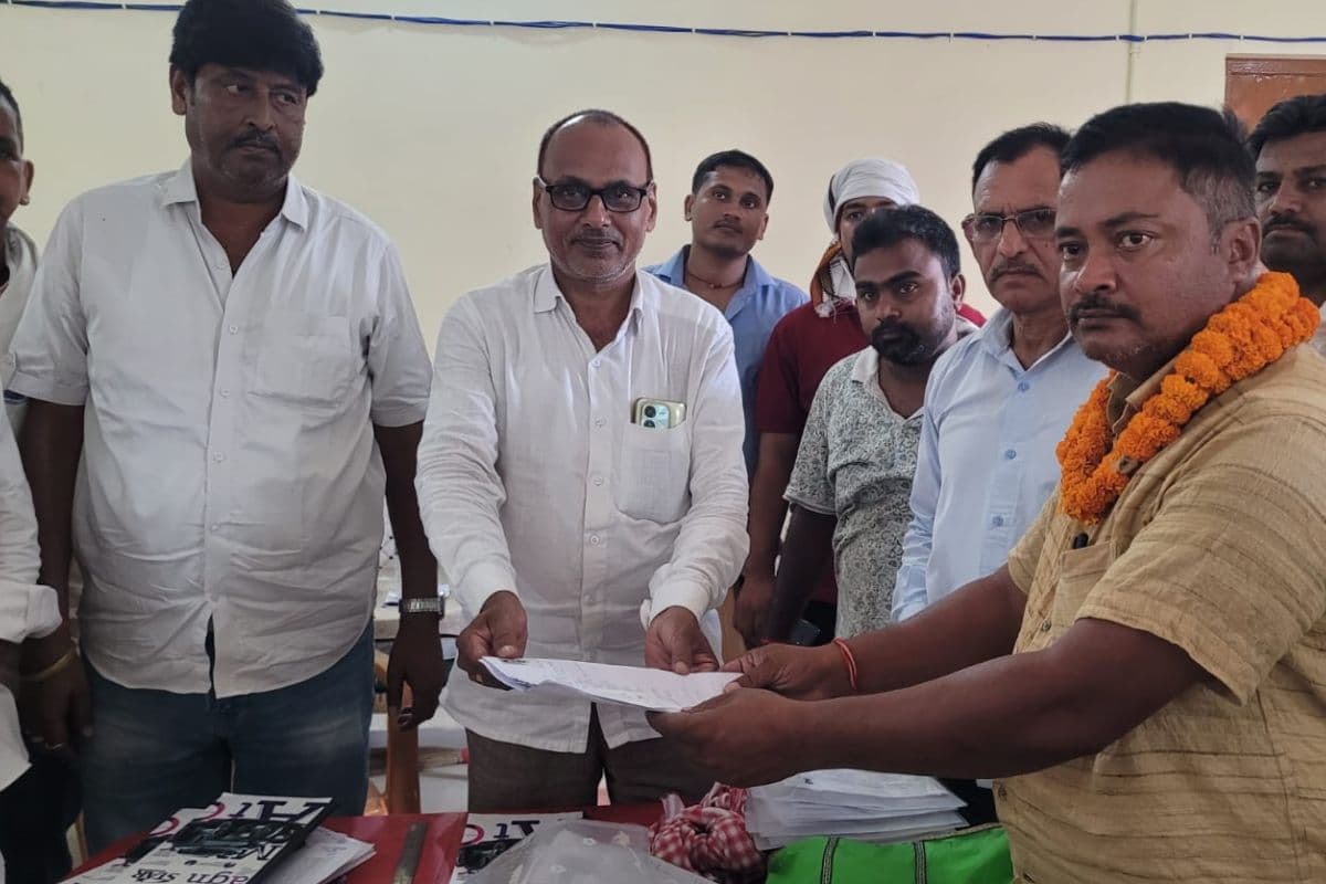 Hajipur News: सदर प्रखंड कार्यालय में नामांकन के आखिरी दिन उमड़ी भारी भीड़