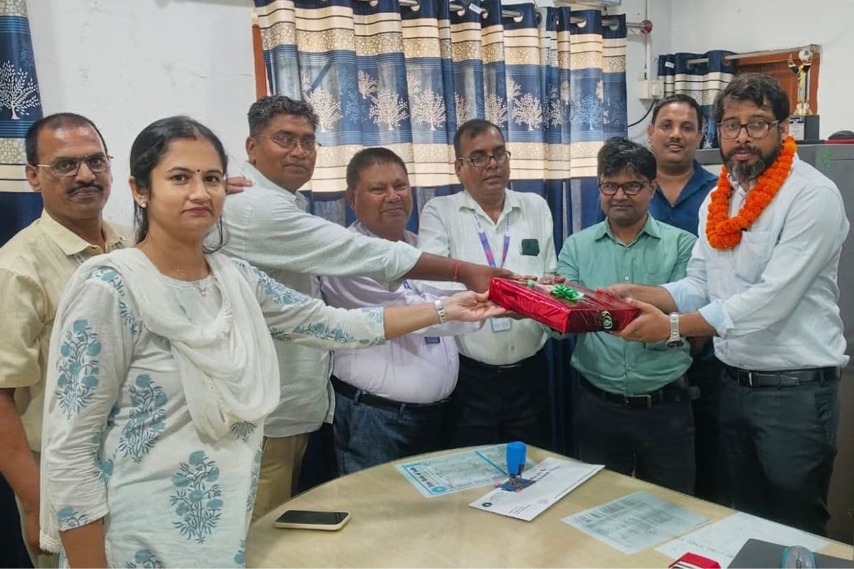 Hajipur News: शाखा प्रबंधक के स्थानांतरण पर विदाई समारोह आयोजित