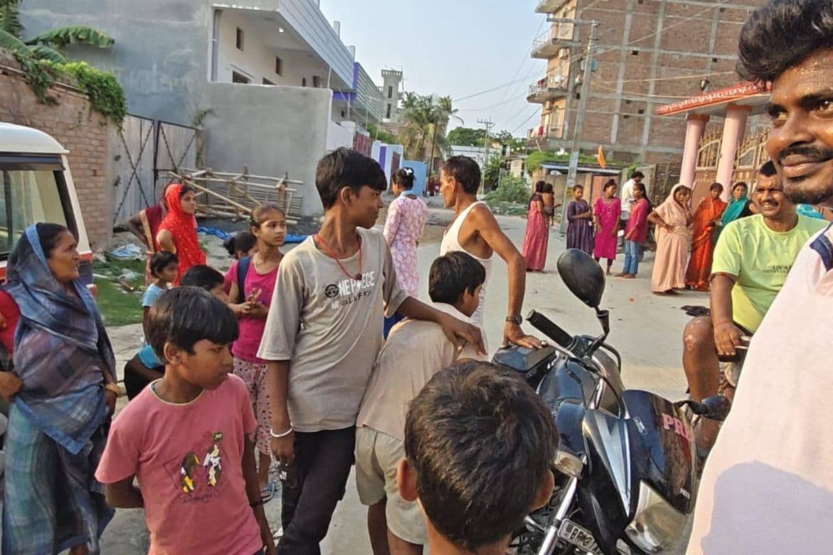 Hajipur News: सड़क किनारे खड़ी डायल 112 गाड़ी में बाइक सवार युवक ने मारी टक्कर