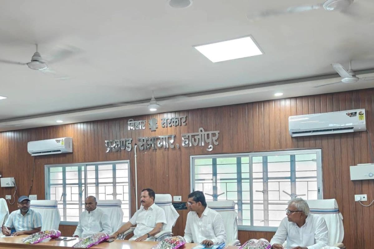 Hajipur News: बीस सूत्री बैठक में नहीं पहुंचे विभागीय अधिकारी, सदस्यों ने किया विरोध