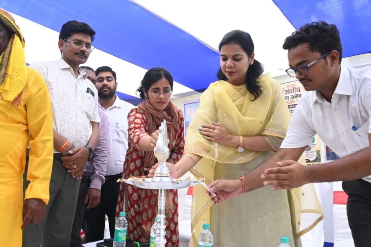 Hajipur News: सरकार की योजनाओं का लाभ अंतिम व्यक्ति तक पहुंचाना हमारी प्राथमिकता, डीएम वर्षा सिंह