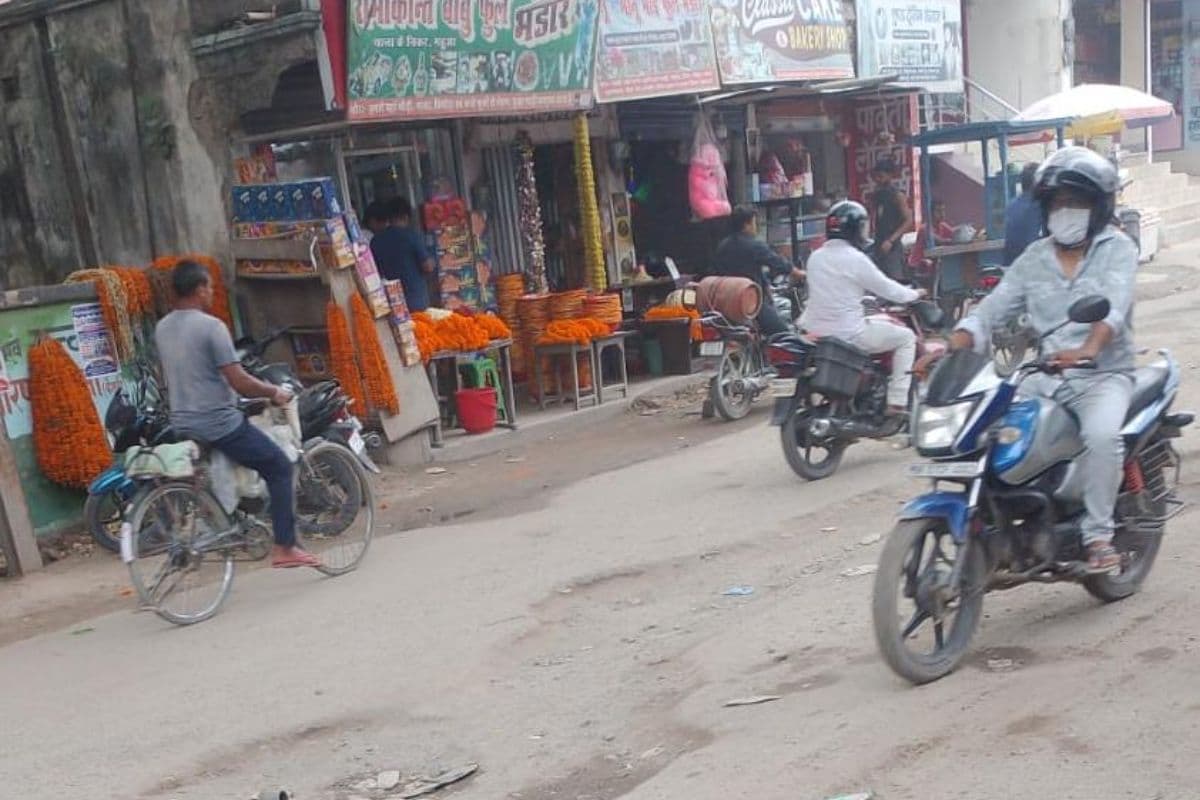 थाना के समीप सड़क  बने जानलेवा, गड्ढों से राहगीर परेशान