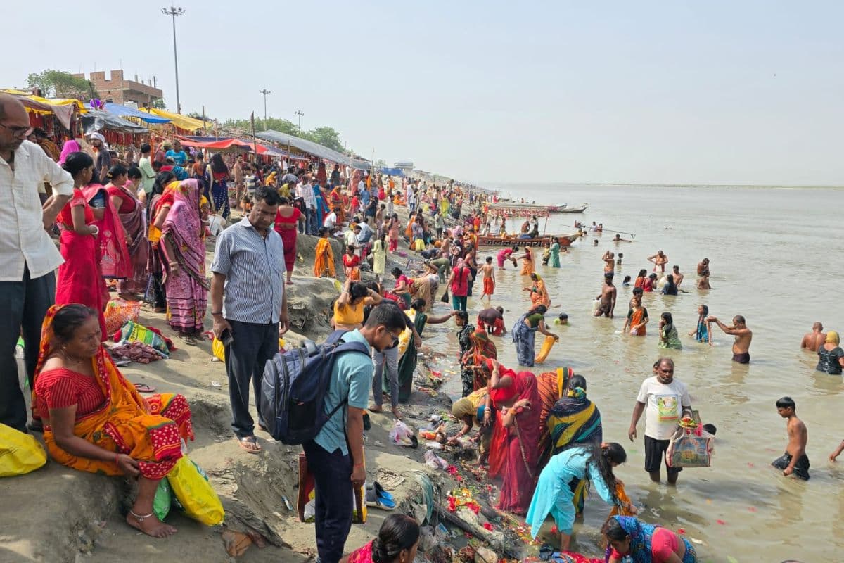Hajipur News: गंगा दशहरा पर कौनहारा घाट में उमड़ी आस्था