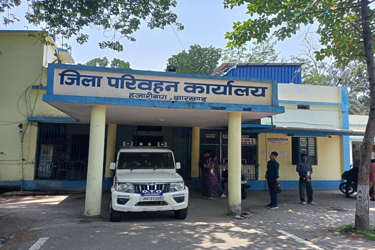 हजारीबाग में गाड़ियों का आरसी निकालना हुआ आसान, मोबाइल पर उंगली फिराते हो जाएगा काम