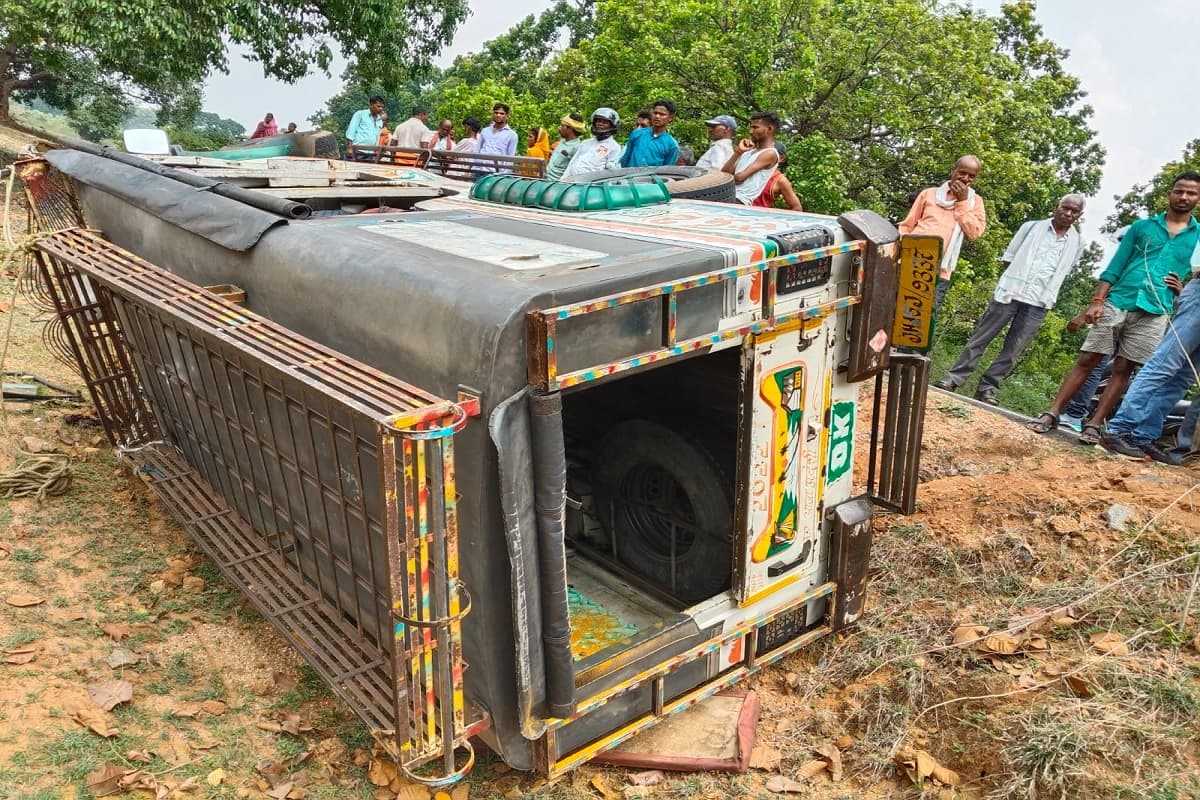 हजारीबाग के कटकमसांडी में सवारी गाड़ी पलटने से एक की मौत, आधा दर्जन लोग घायल