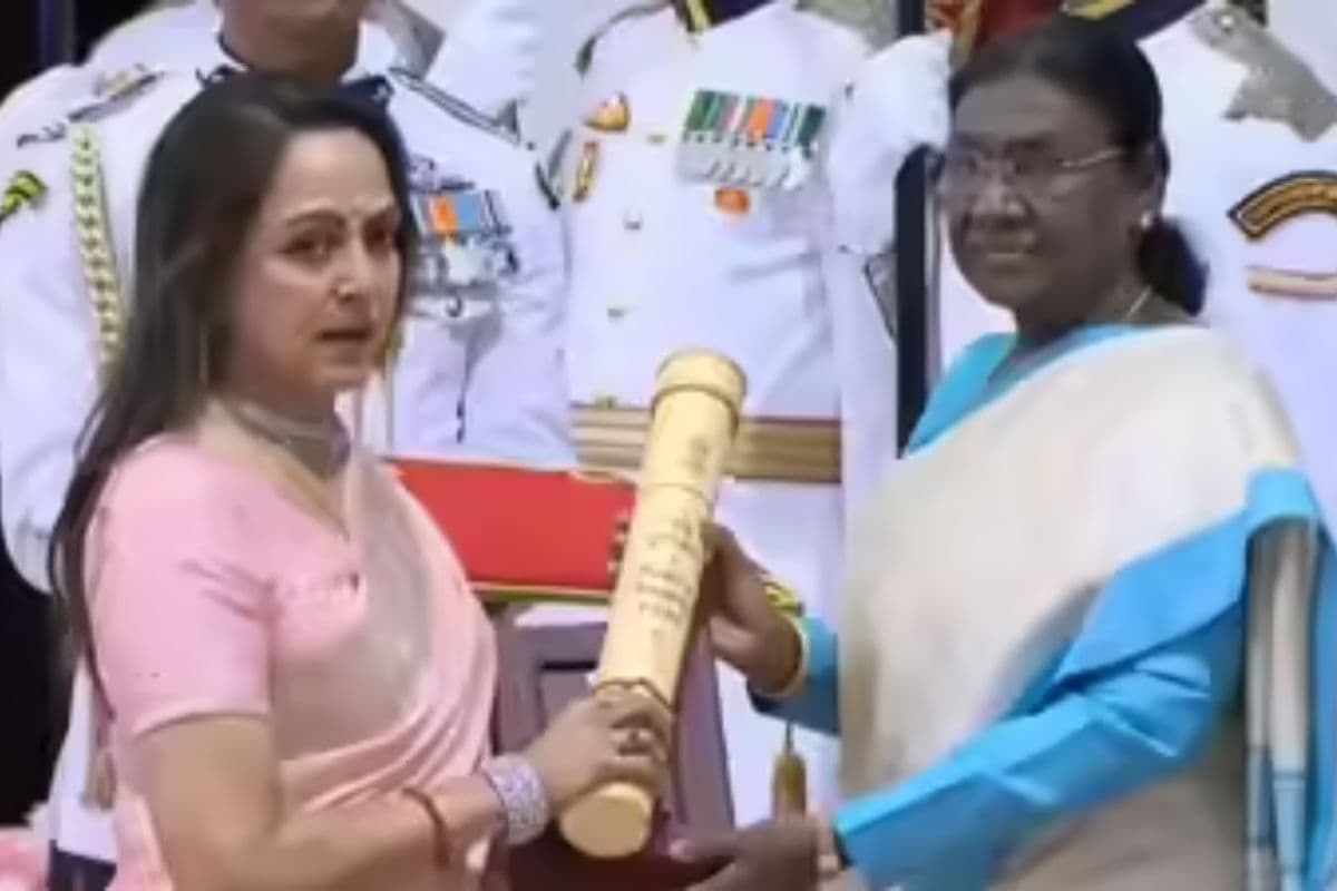 Padma Awards 2026: बॉलीवुड के ‘ही-मैन’ धर्मेंद्र को मिला पद्म विभूषण, नम आंखों से पत्नी हेमा मालिनी ने लिया सम्मान